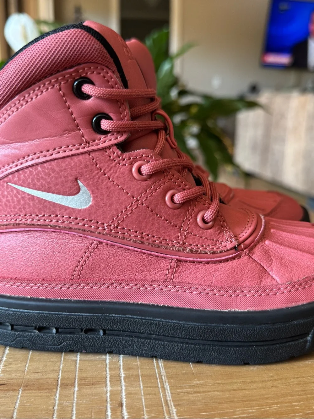Nike Woodside 2 High ACG Girl’s Duck/Winter Boots Redwood/Black Size 11C